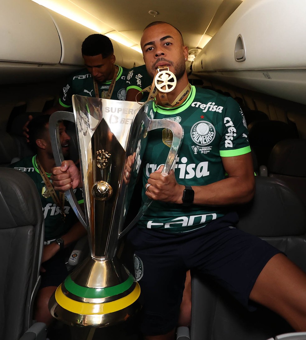 Mayke com a taça de campeão da Supercopa do Brasil 2023 conquistada pelo Palmeiras — Foto: Cesar Greco/Palmeiras