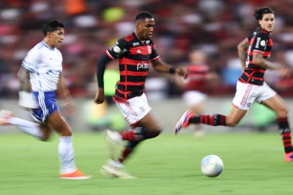 Oportunidade para Lorran: garotos podem se destacar no ataque do Flamengo.