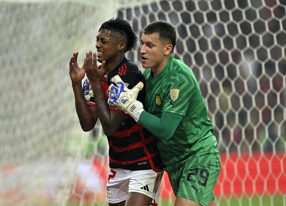 Bruno Henrique lamenta chance perdida diante de Aguerre em Flamengo x Peñarol — Foto: André Durão