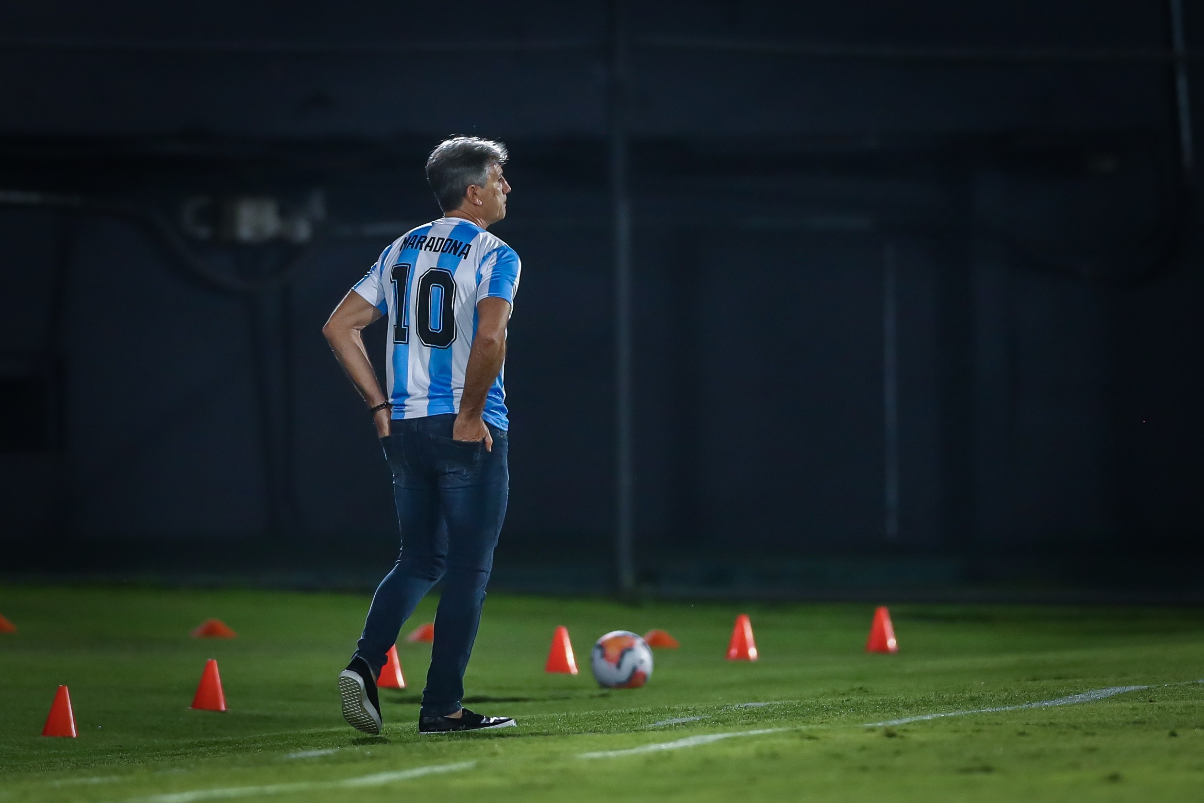Renato Gaúcho presta homenagem a Maradona com camisa da Argentina no Grêmio.