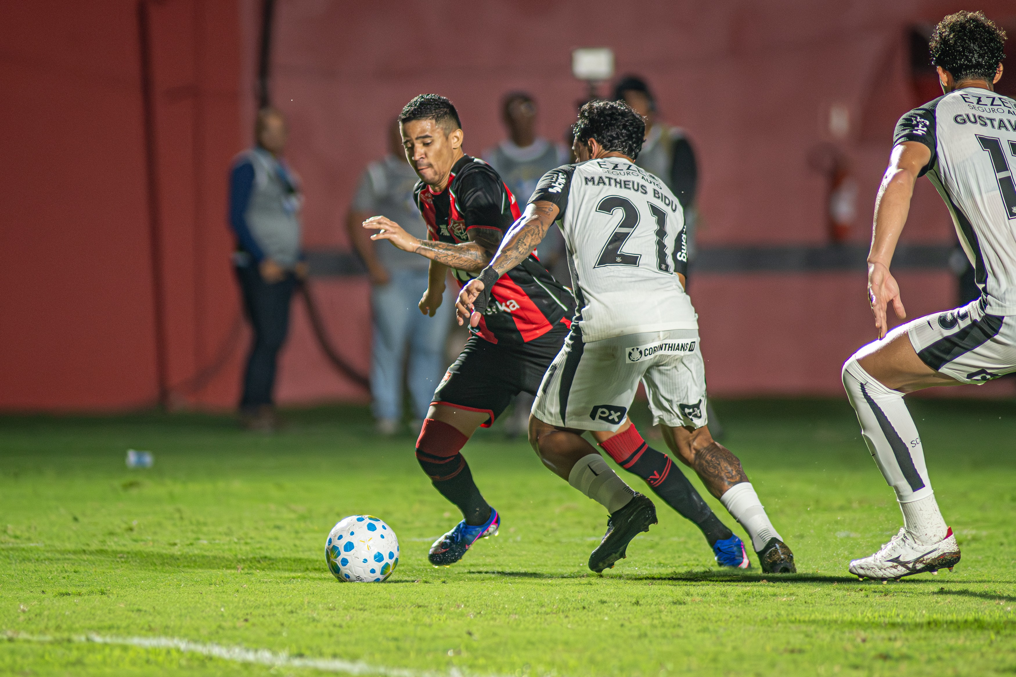 Vitória mostra garra e empata sem gols contra o Corinthians