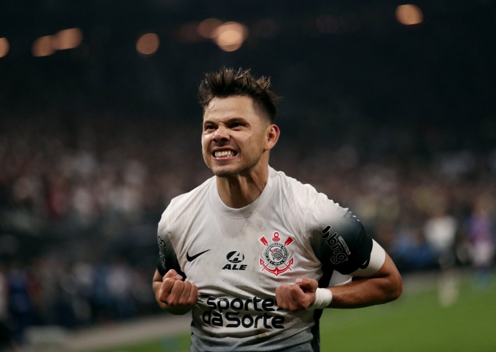 Treinador do Paraguai se reúne com jogadores de clubes paulistas, incluindo atleta do Corinthians