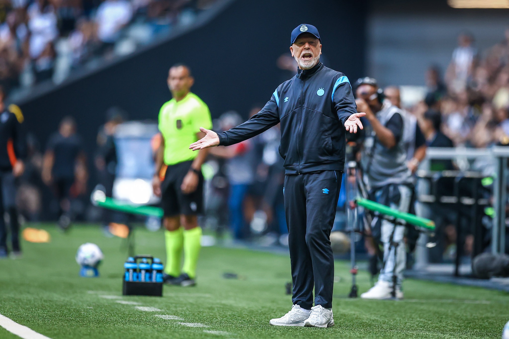 Após vitória, Mano diz que problema estava no Grêmio; veja
