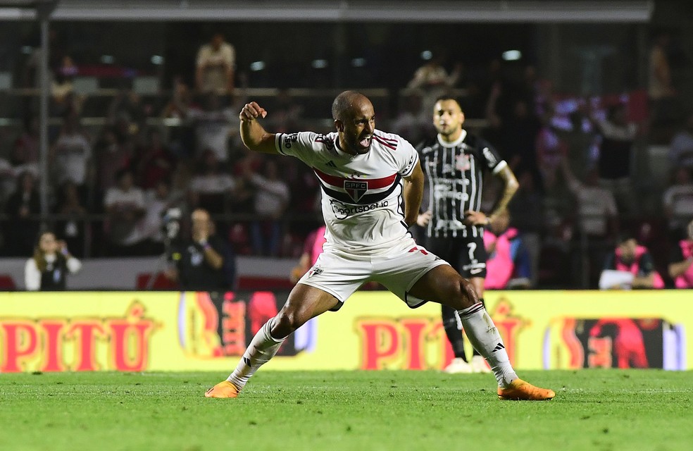 Lucas comemora gol do São Paulo contra o Corinthians — Foto: Marcos Ribolli