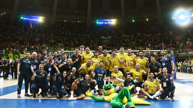Brasileiros comemoram vitória sobre a Eslovênia, no Maracanãzinho 