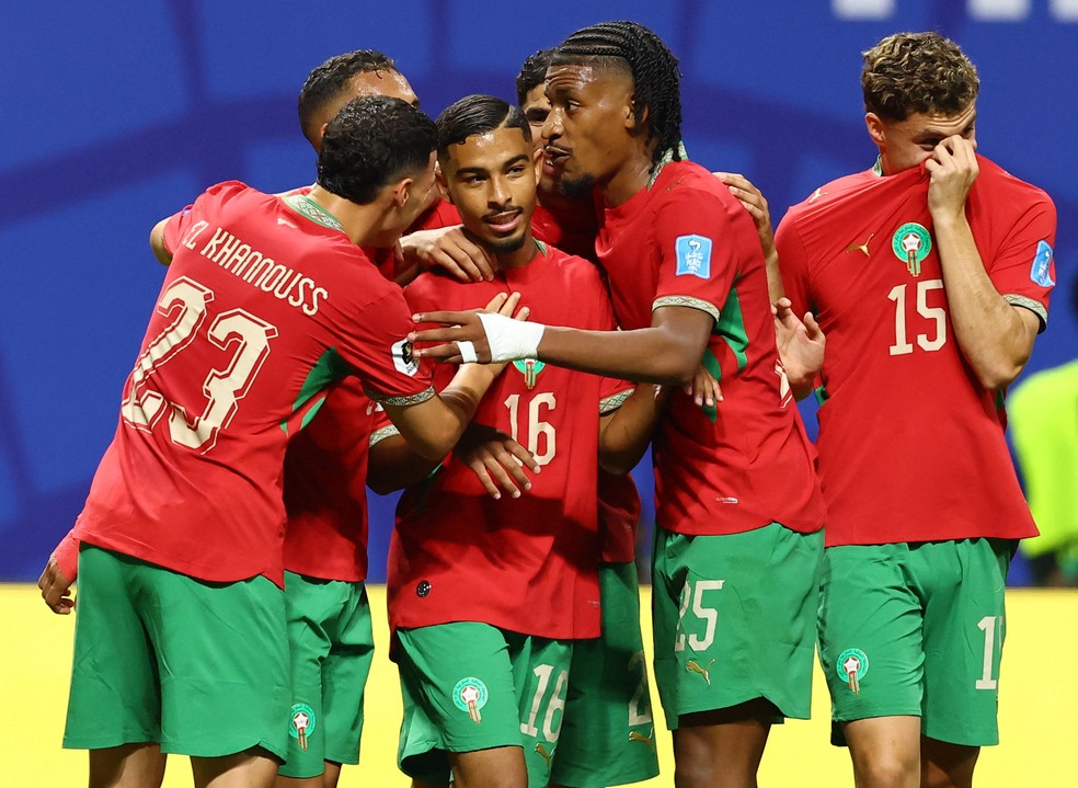 Yassine entre os companheiros do Marrocos