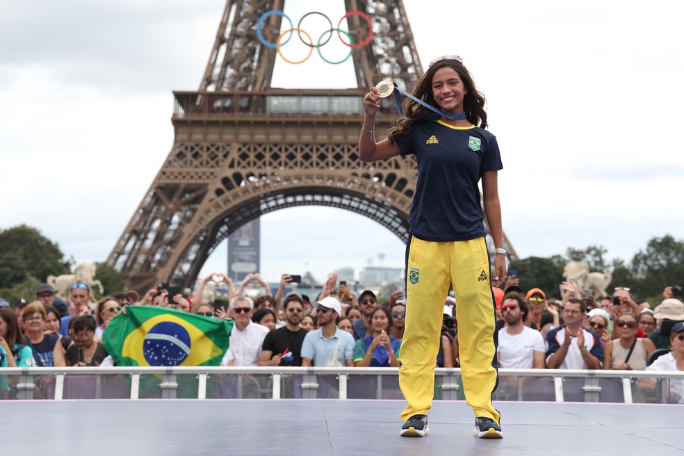 Rayssa Leal mostra a medalha em frente à Torre Eiffel. Nascida em Imperatriz-MA, ela tem duas conquistas olímpicas — Foto: Pascal Le Segretain/Getty Images