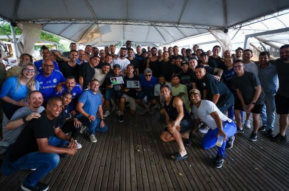 Geromel e Fábio foram homenageados pelos funcionários e companheiros de clube — Foto: Reprodução / Instagram