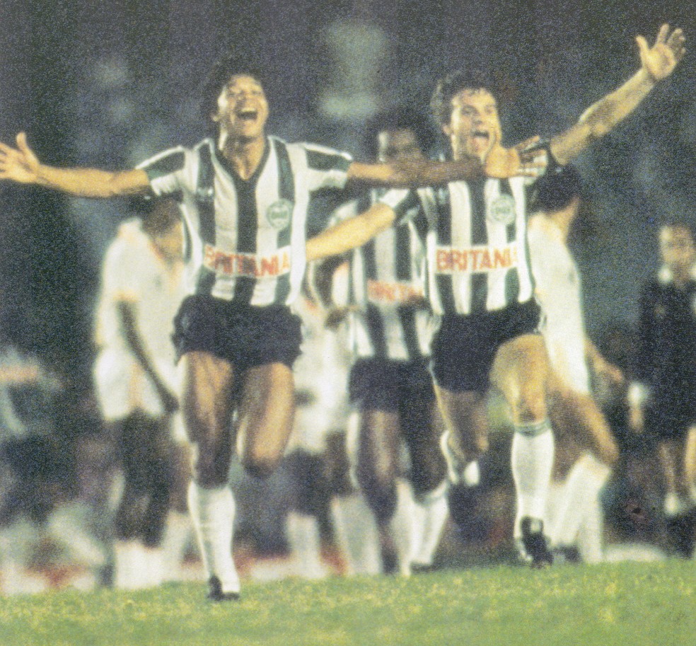 Índio e Edson comemoram o título de campeão brasileiro com o Coritiba em 1985