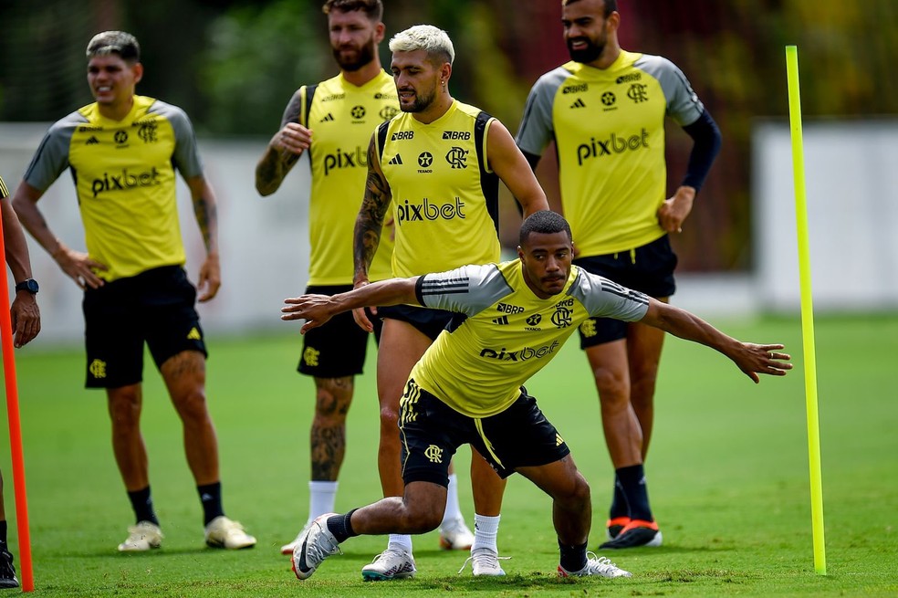 De la Cruz, Arrascaeta treinam pelo Flamengo no Ninho — Foto: Marcelo Cortes / CRF