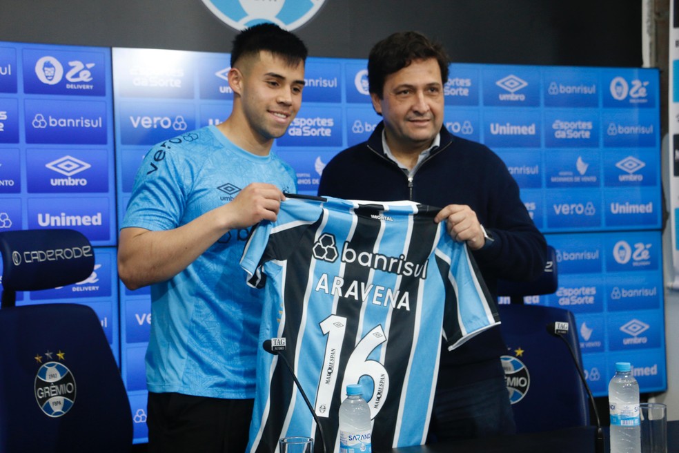 Aravena recebe a camisa 16 do Grêmio
