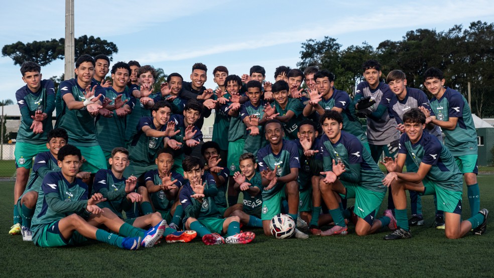 Igor Jesus com garotos das categorias de base do Coritiba — Igor Jesus treina no Coritiba