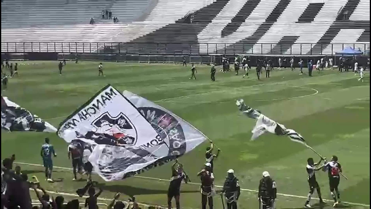 Vasco é campeão carioca sub-20, e jogadores comemoram com a torcida