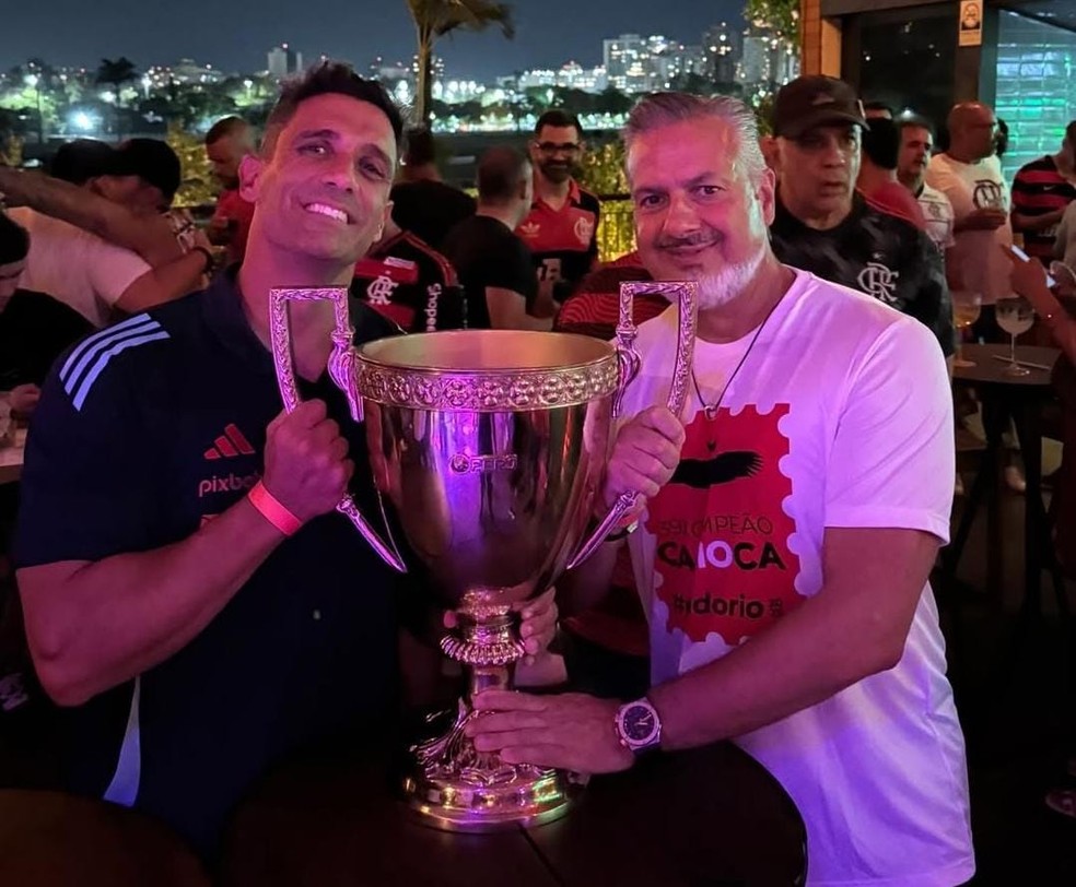 José Boto com a taça de campeão carioca no Flamengo — Foto: Divulgação