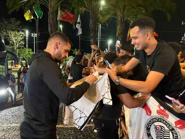 Corinthians chega a Fortaleza para decisão e leva torcedor às lágrimas; veja vídeo