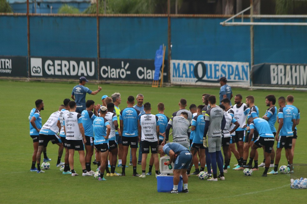 Renato conversa com os jogadores do Grêmio — Foto: João Victor Teixeira