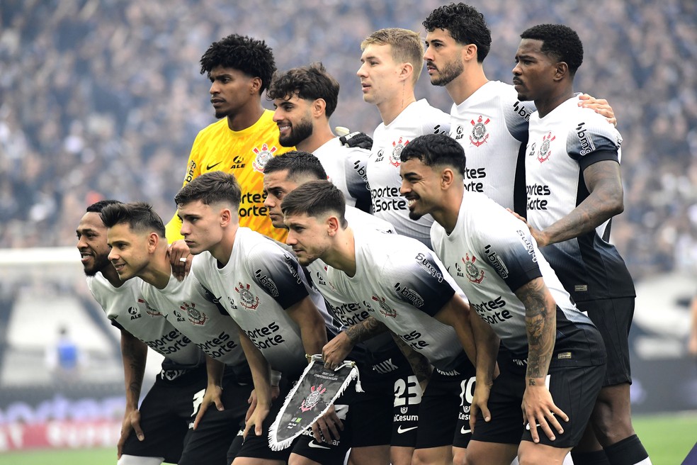 Time posado do Corinthians antes de jogo contra o Atlético-GO — Foto: Marcos Ribolli