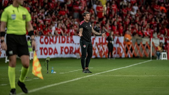 Apesar da derrota, Carpini elogia o Vitória e condena resultado contra o Inter: "Poderia ser melhor"