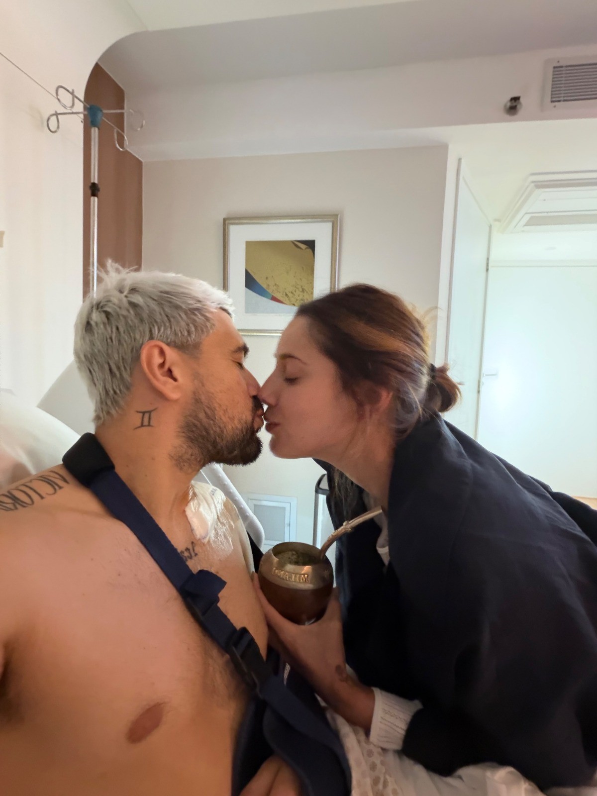 Arrascaeta posta foto no hospital após cirurgia na clavícula; veja | Ge