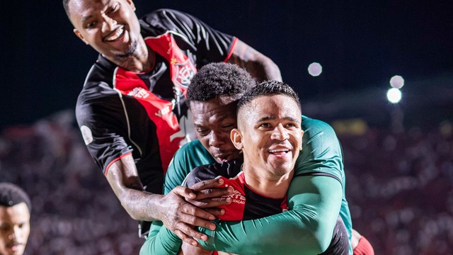 Erick jogador do Vitoria comemora seu gol com jogadores do seu time durante partida contra o Athletico-PR no estádio Barradão pelo campeonato Copa Do Brasil 2026