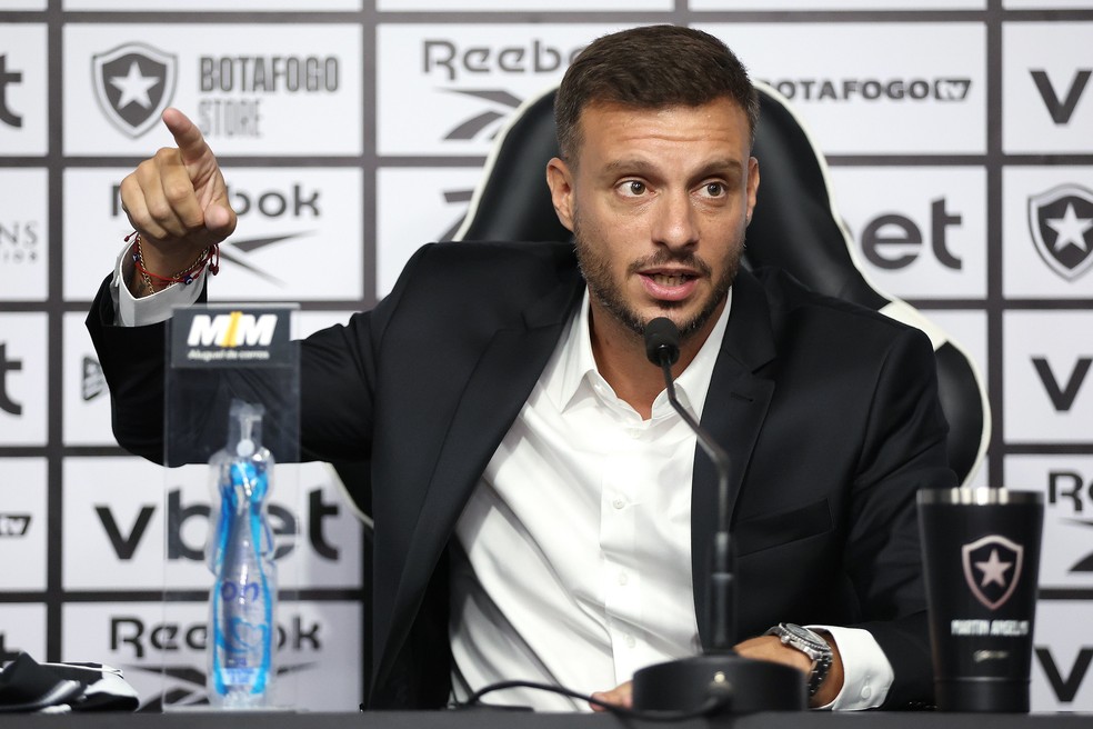 Mart�n Anselmi em apresenta��o no Botafogo � Foto: Vitor Silva/BFR