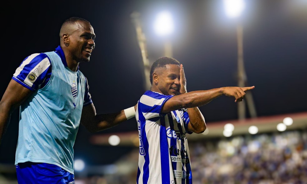 Baianinho comemora gol do CSA contra o Floresta — Foto: Ailton Cruz