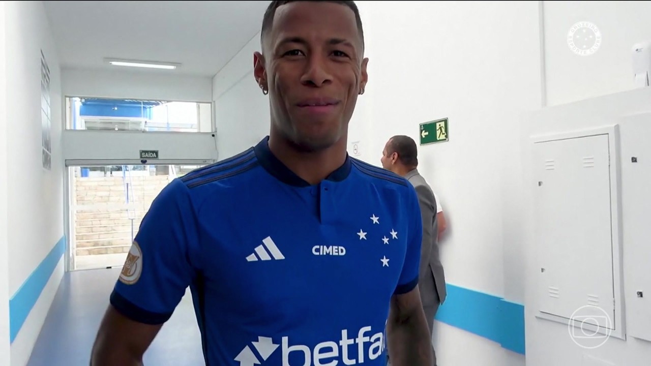 Cruzeiro apresenta o atacante Arthur Gomes