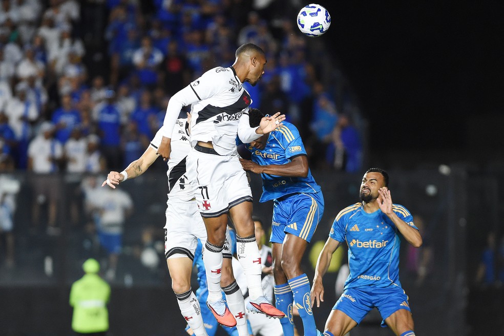 Cabeçada de Rayan no gol do Vasco contra o Cruzeiro — Foto: Alexandre Durão
