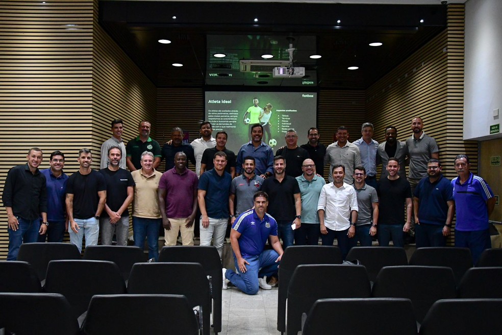 Reunião entre membros do Movimento de Clubes Formadores