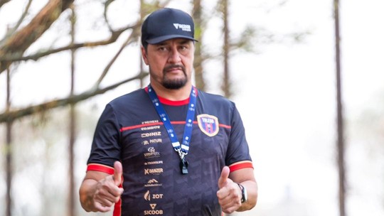 Lembra dele? Campeão brasileiro pelo Santos inicia como técnico na Terceira Divisão do Paranaense