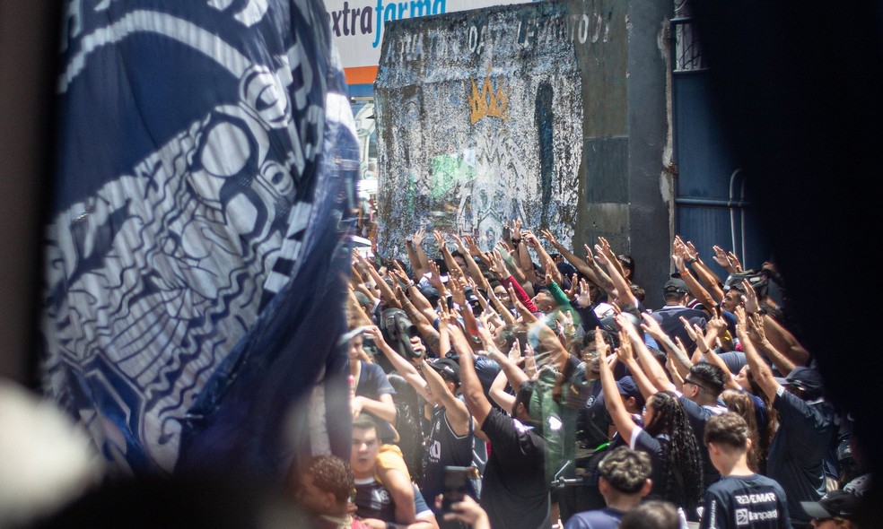 Torcida do Remo se despede da equipe antes de jogos decisivos em Belém.