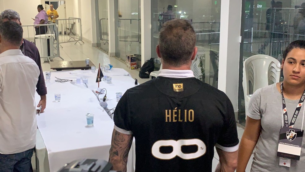 Pedrinho foi eleito presidente do Vasco usando uma camisa em homenagem ao pai — Foto: Marcelo Baltar