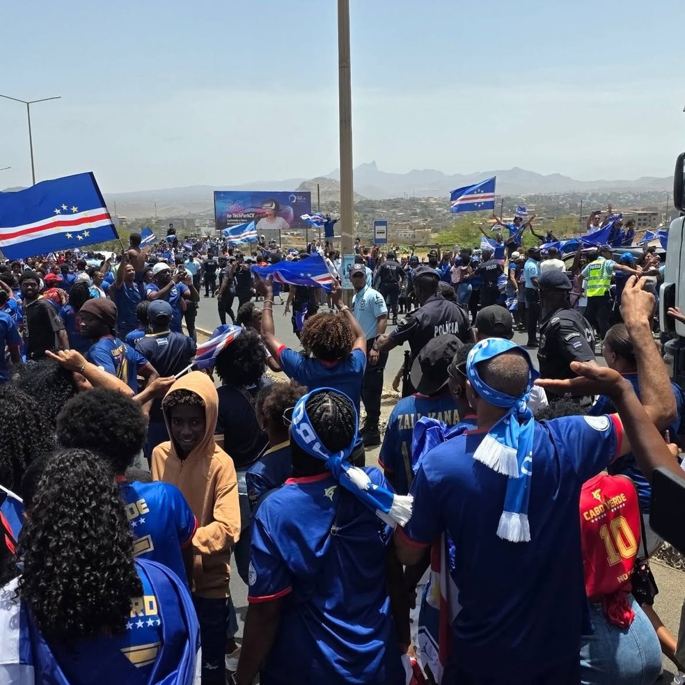 Torcedores de Cabo Verde nas ruas para recepcionar seleção na chegada da Copa do Mundo — Foto: Raphael Bózeo