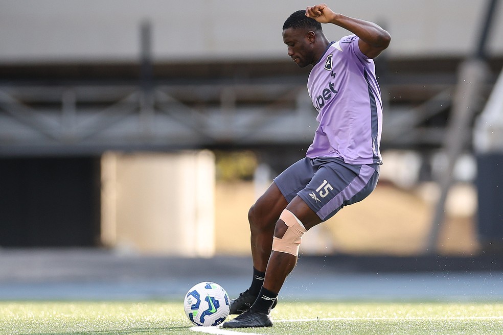 Bastos em treino do Botafogo durante treinos em março — Foto: Vitor Silva / Botafogo