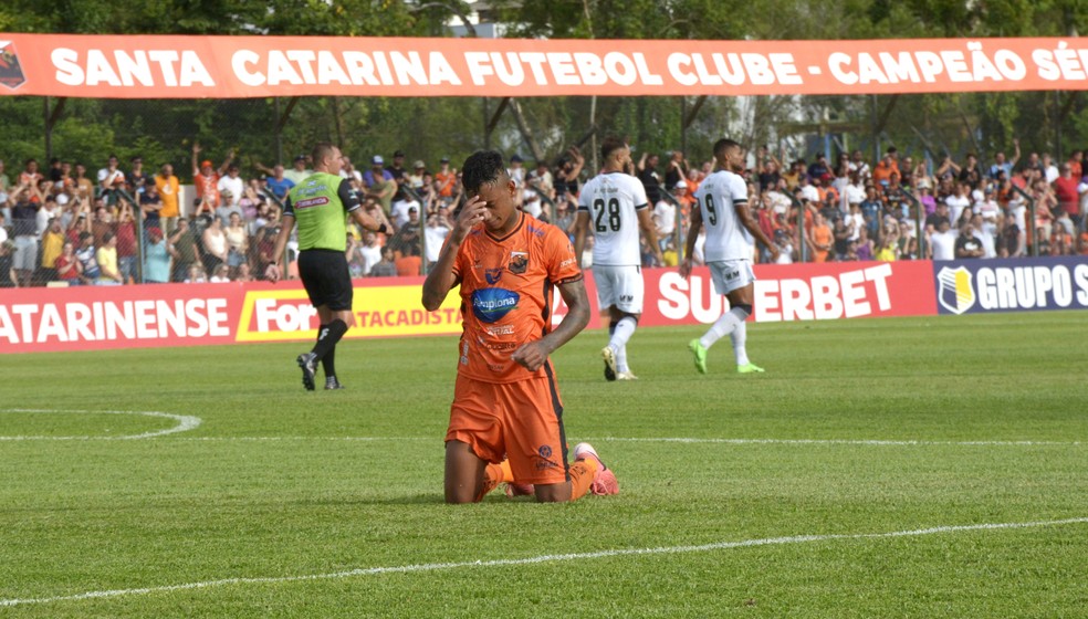 Mendes em Santa Catarina x Figueirense, no Campeonato Catarinense — Foto: Orlando Pereira
