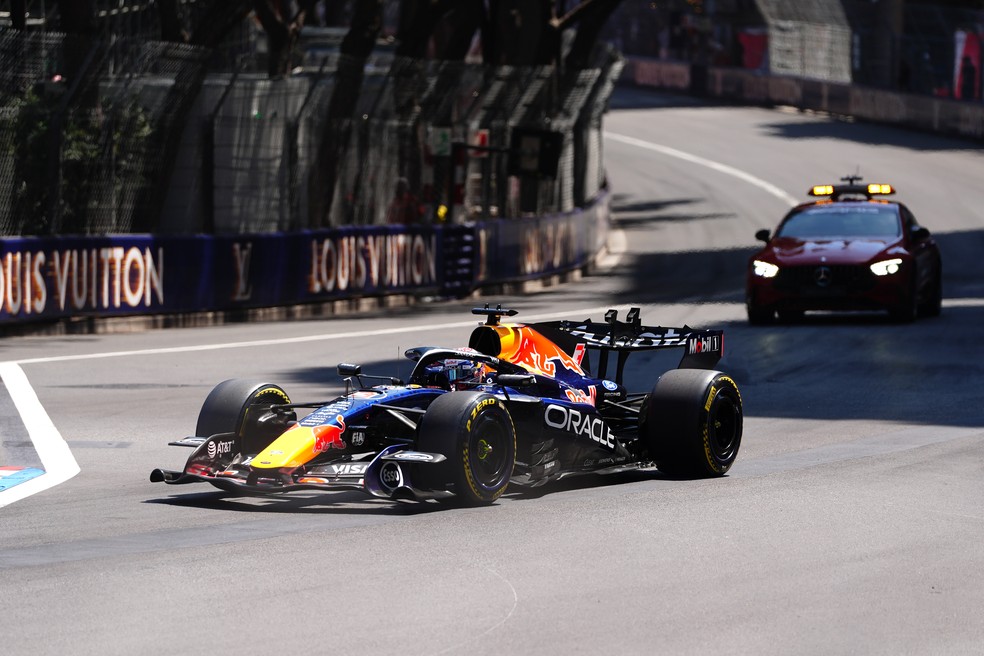 Max Verstappen para na largada e abandona o GP de Mônaco — Foto: David Davies/PA Images via Getty Images