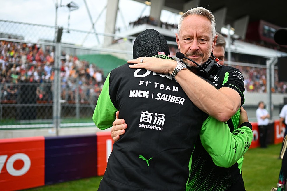 Jonathan Wheatley, chefe da Sauber, abraça Gabriel Bortoleto na Hungria — Foto: Guido De Bortoli/LAT Images
