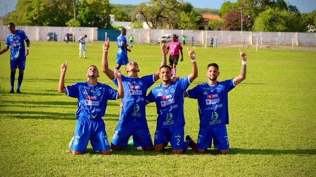 Jogadores do Oeirense comemoram gol da vitória sobre o Parnahyba