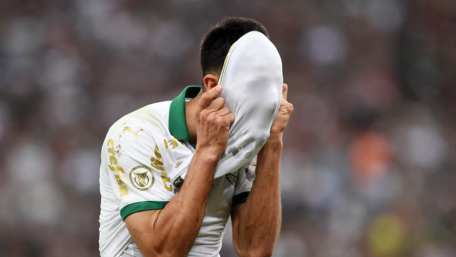 Flaco López lamenta durante duelo do Palmeiras com o Fluminense