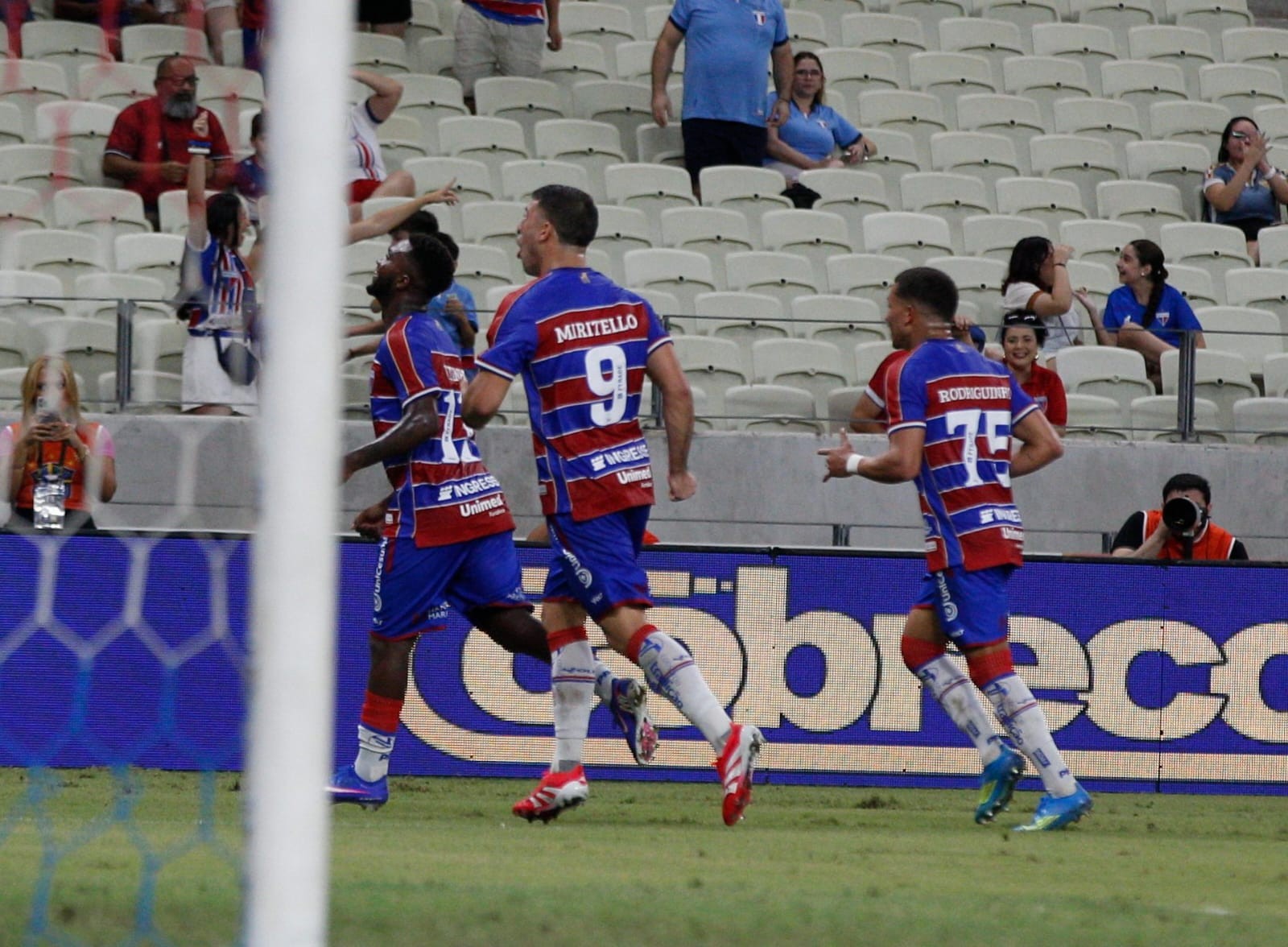Análise: Fortaleza faz jogo confortável mesmo modificado e segue firme por liderança da Série B