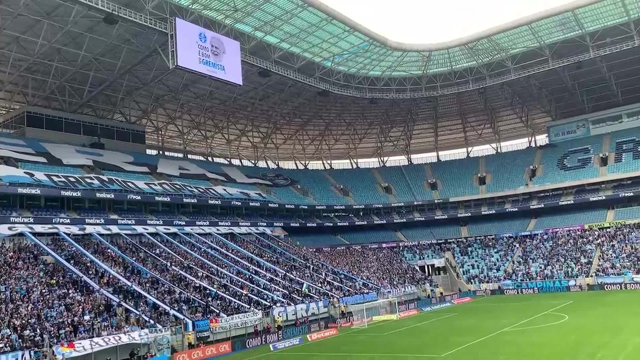 Torcedores fazem homenagem a Cacalocomo jogar grandes jogos on linejogo que marcou a volta da Arena