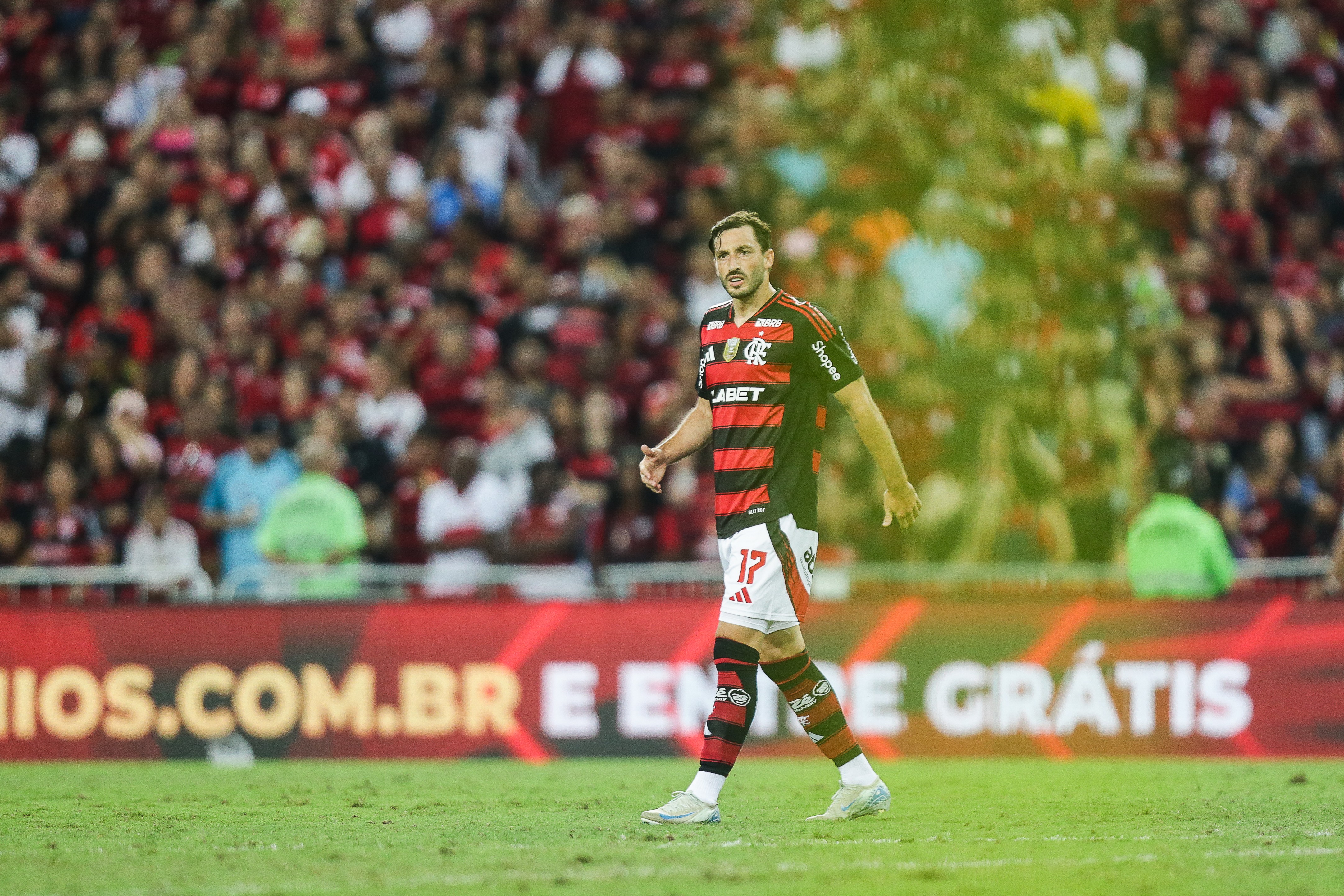 DE SAÍDA! Flamengo pode negociar lateral-esquerdo após retorno de Viña no fim do ano