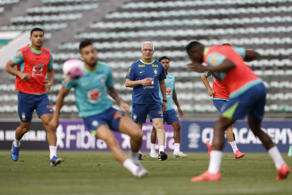 Dorival Jnior observa jogadores da seleo brasileira em treino — Foto: Rafael Ribeiro / CBF