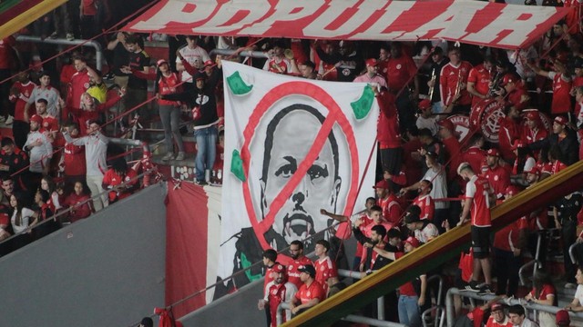 Torcida do Inter protesta contra o presidente Alessandro Barcellos