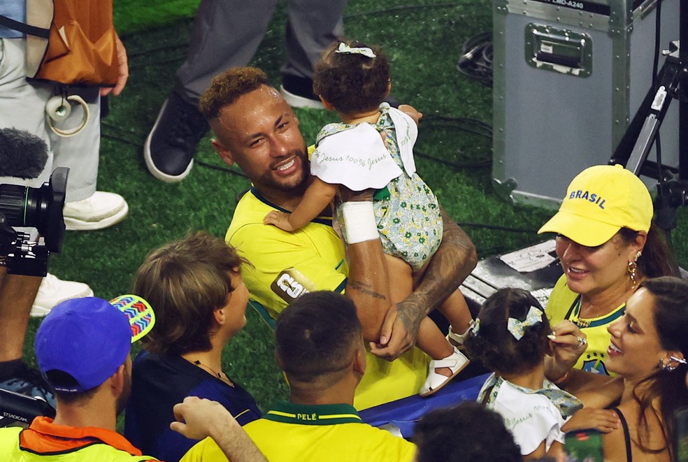 Neymar beija a esposa à beira do campo