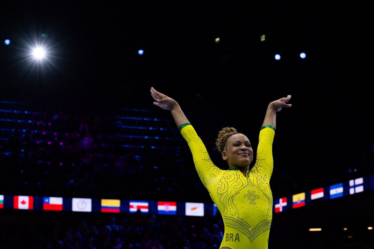 Rebeca Andrade avança na liderança do salto do Mundial, e Brasil leva cinco vagas nas finais