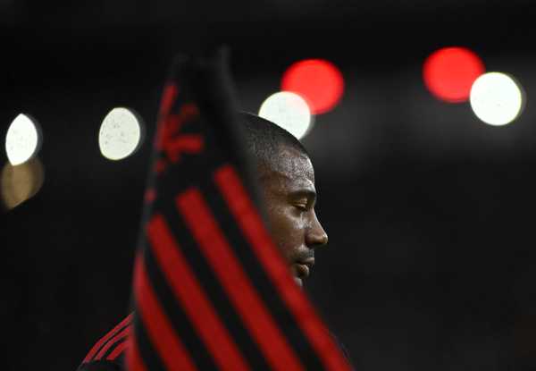De la Cruz se reapresenta no Flamengo com lesão no ombro e dúvida para partida.