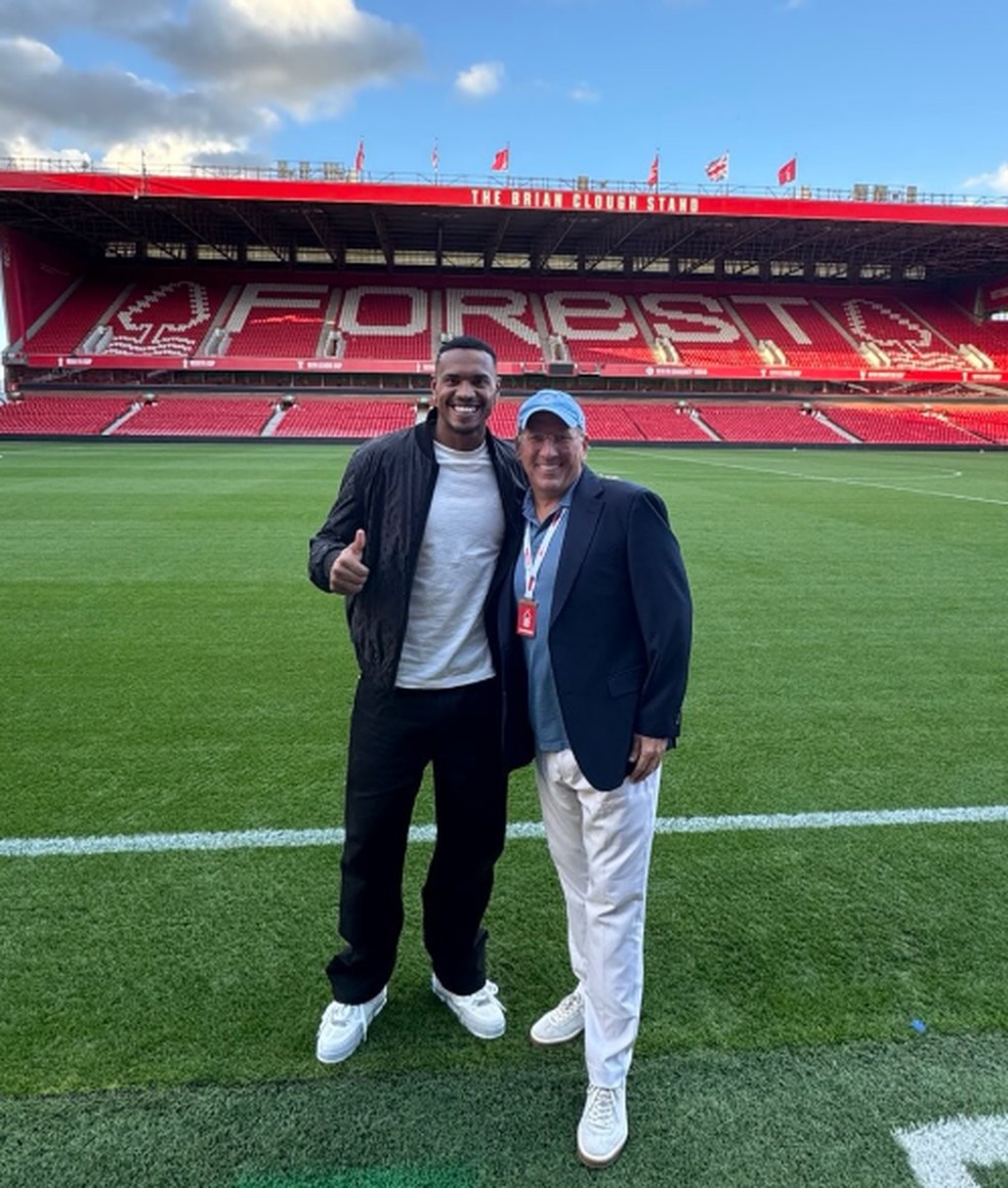 John e John Textor no estdio do Nottingham Forest  Foto: Reproduo