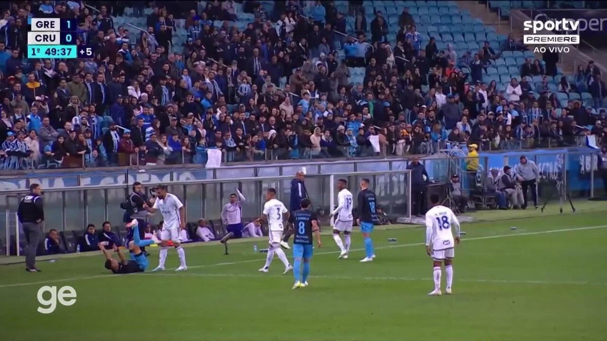 Grêmio x Cruzeiro: Marlon arremessa chuteira de Suárez para fora do gramado e leva amarelo; assista
