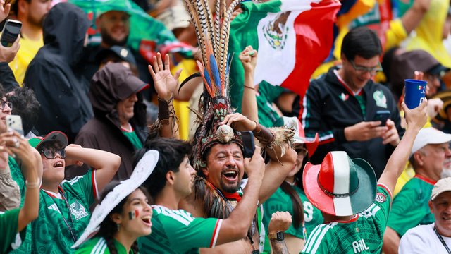 Torcida comemora gol de Raul Jiménez em México x África do Sul